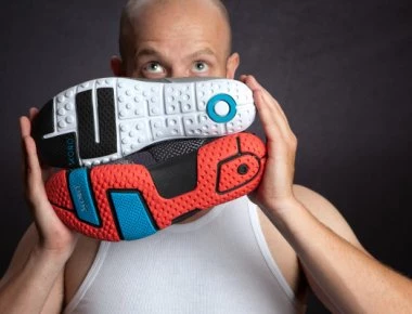 Δείτε πώς θα εξουδετερώσετε τη δυσοσμία από τα παπούτσια σας!